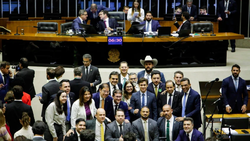 Câmara aprova PL da adultização com apoio de governo e oposição