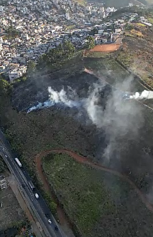 Incêndio é registrado em vegetação na Avenida Ozanan Coelho, em Viçosa
