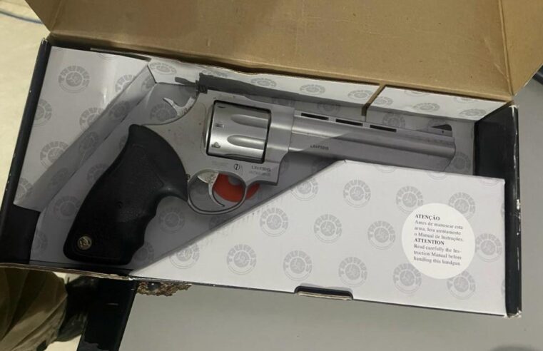 Arma com registro vencido é apreendida em Teixeiras