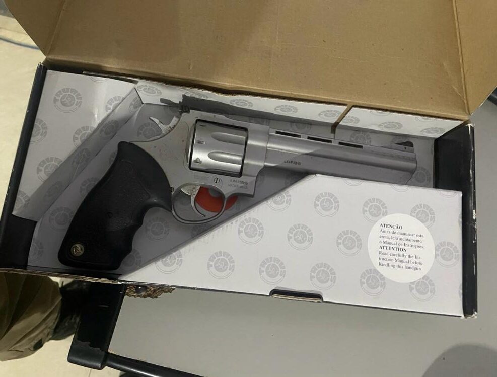 Arma com registro vencido é apreendida em Teixeiras