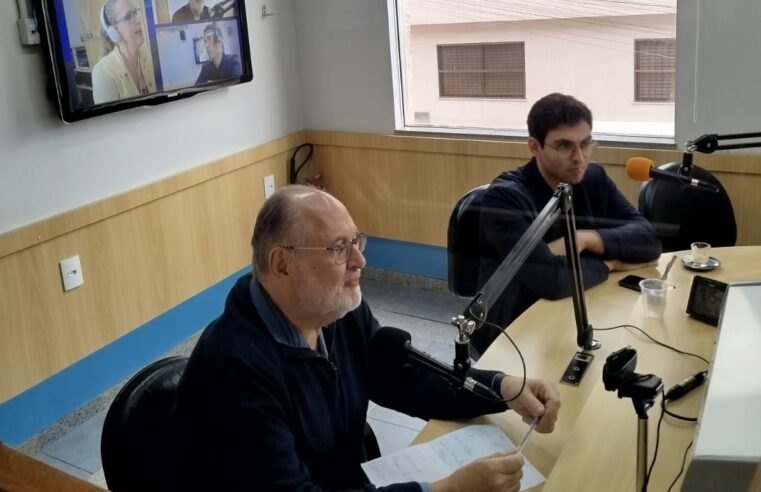 Deputado Roberto Andrade destaca recursos e ações para Viçosa durante entrevista à Rádio Montanhesa