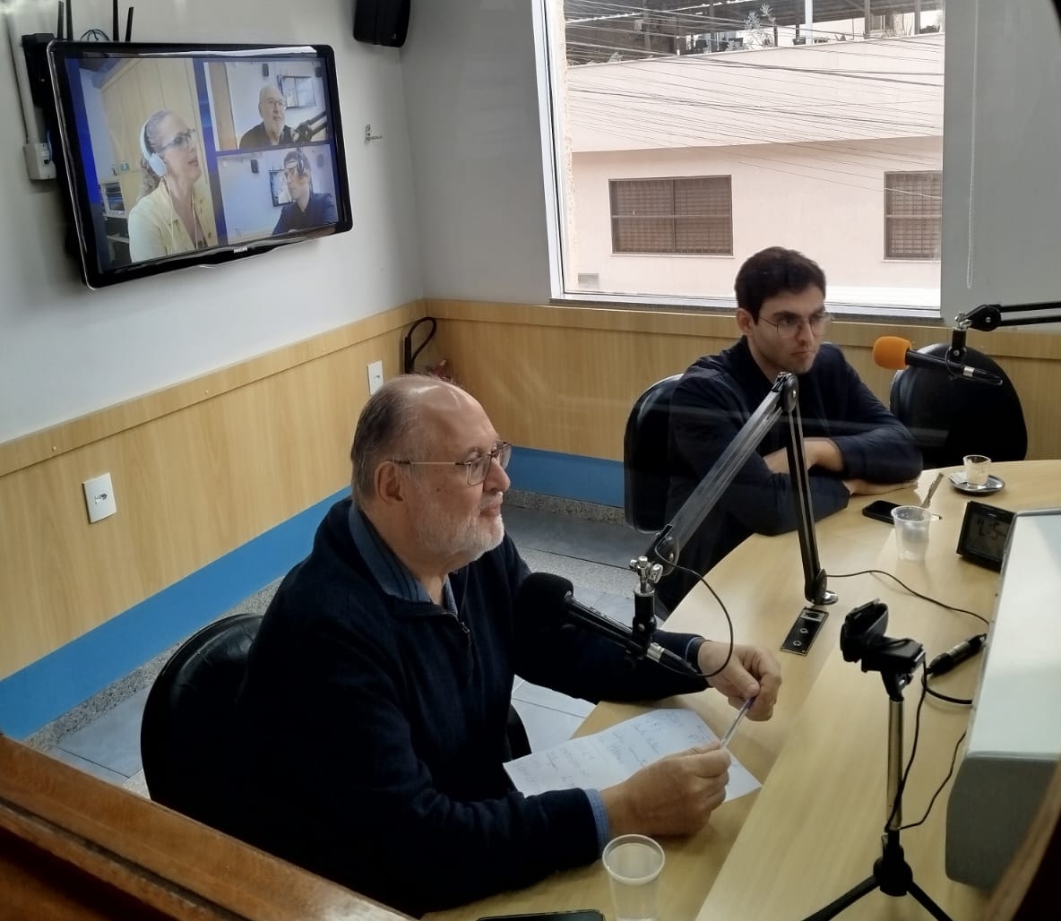 Deputado Roberto Andrade destaca recursos e ações para Viçosa durante entrevista à Rádio Montanhesa