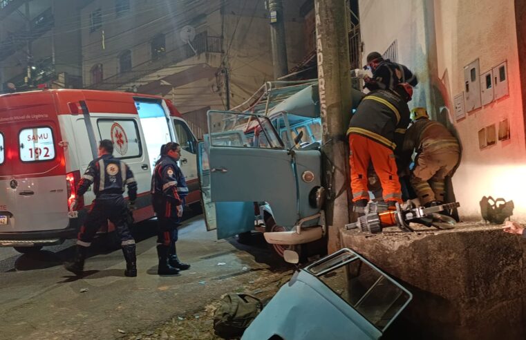 Motorista de Kombi é resgatado das ferragens após colisão com poste em Viçosa