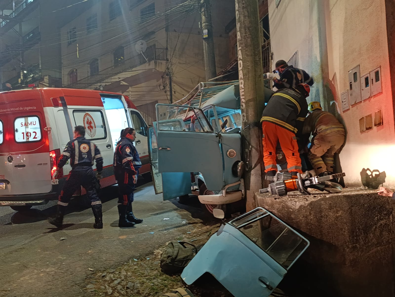 Motorista de Kombi é resgatado das ferragens após colisão com poste em Viçosa