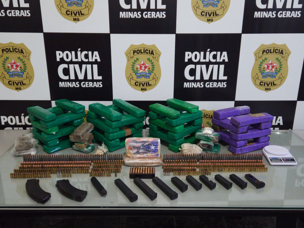 Polícia Civil de Ubá prende homem e apreende grande arsenal e drogas em operação