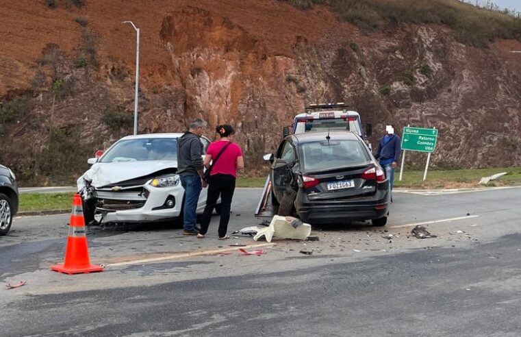 Colisão entre carros deixa duas pessoas com ferimentos leves em Viçosa