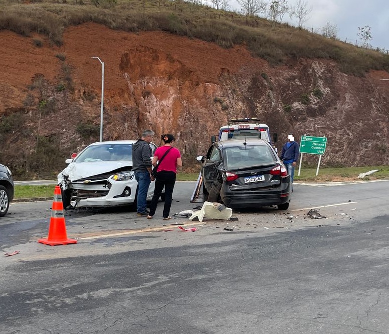 Colisão entre carros deixa duas pessoas com ferimentos leves em Viçosa