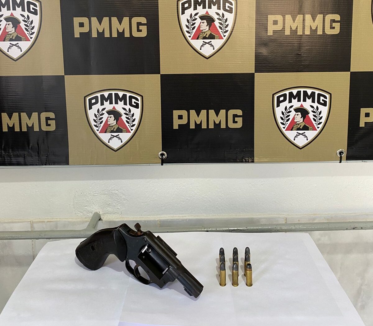 Homem é preso por porte ilegal de arma e ameaça em Canaã