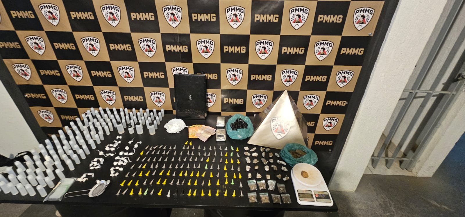 PM apreende grande quantidade de drogas e lança-perfume em Viçosa