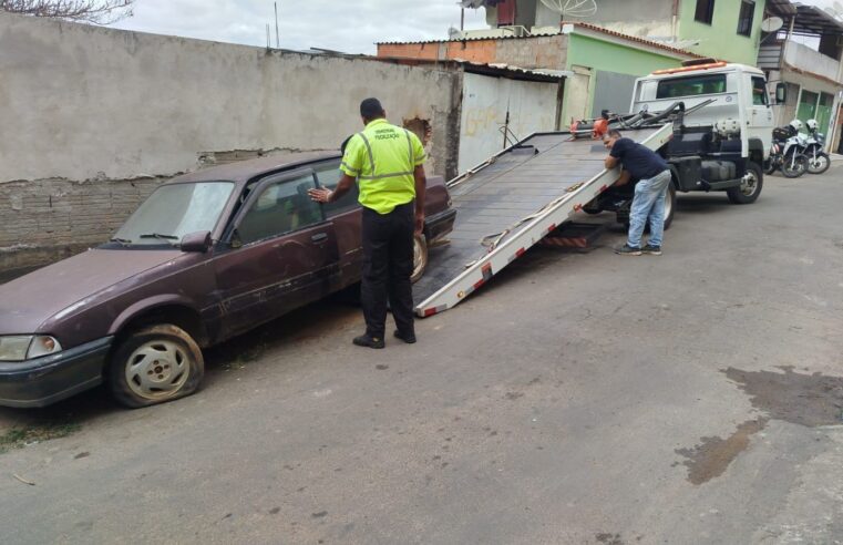 Operação Conjunta em Ponte Nova Remove Veículos Abandonados de Vias Públicas