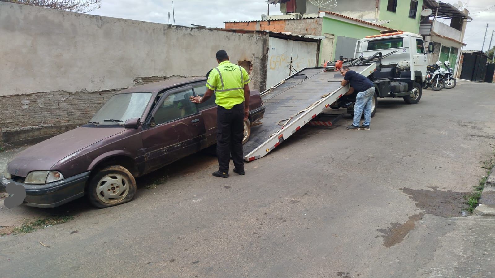 Operação Conjunta em Ponte Nova Remove Veículos Abandonados de Vias Públicas