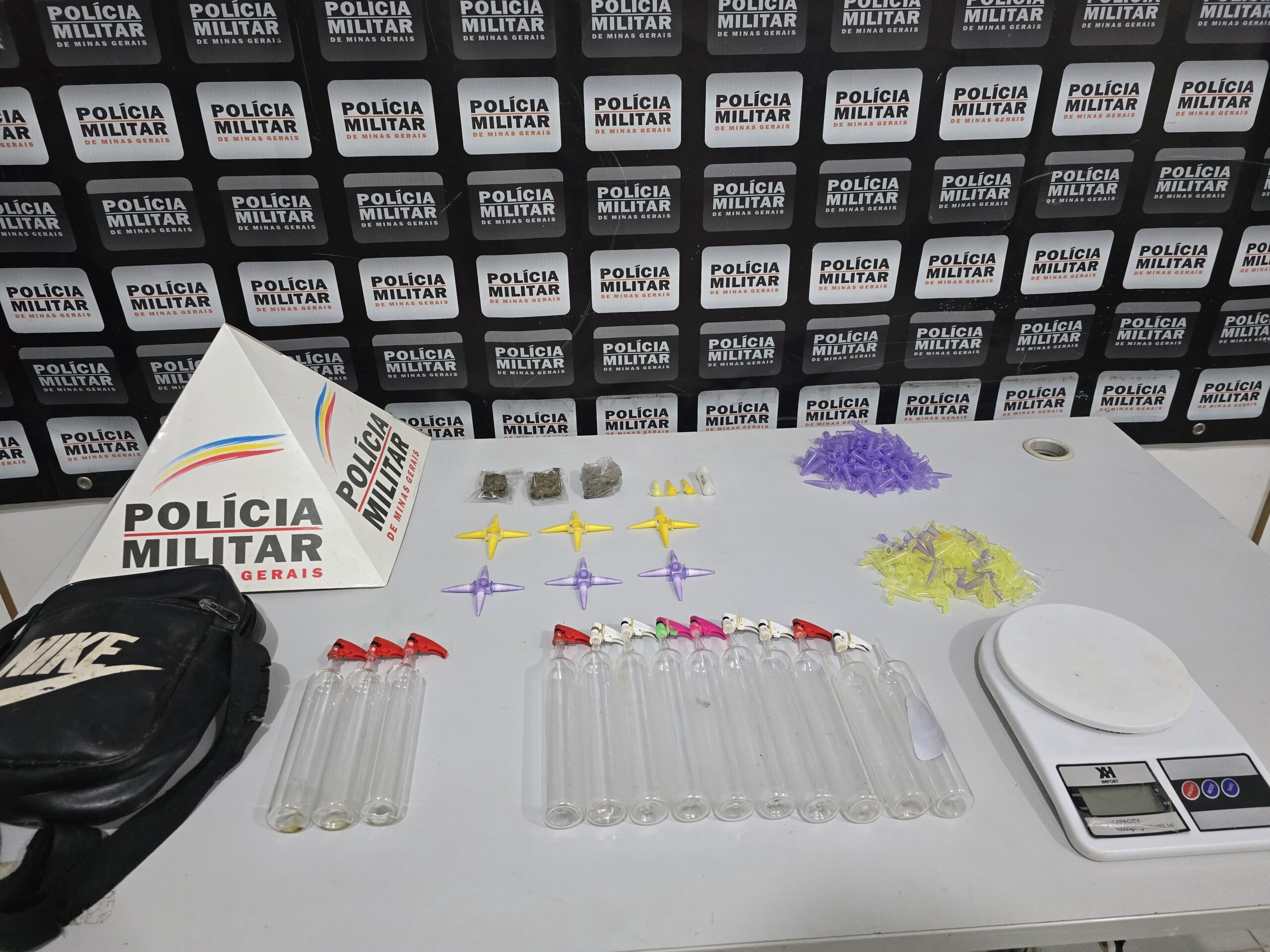 Polícia Militar apreende drogas e detém jovem e adolescente em Oratórios