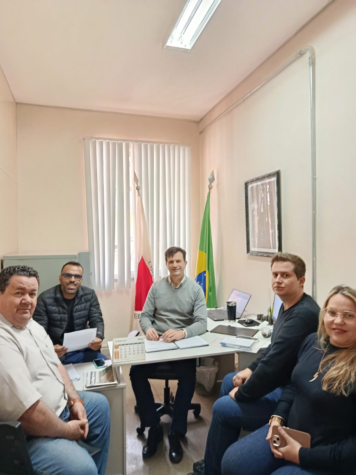Prefeitura de Viçosa discute regras para organização de cabos em postes de energia