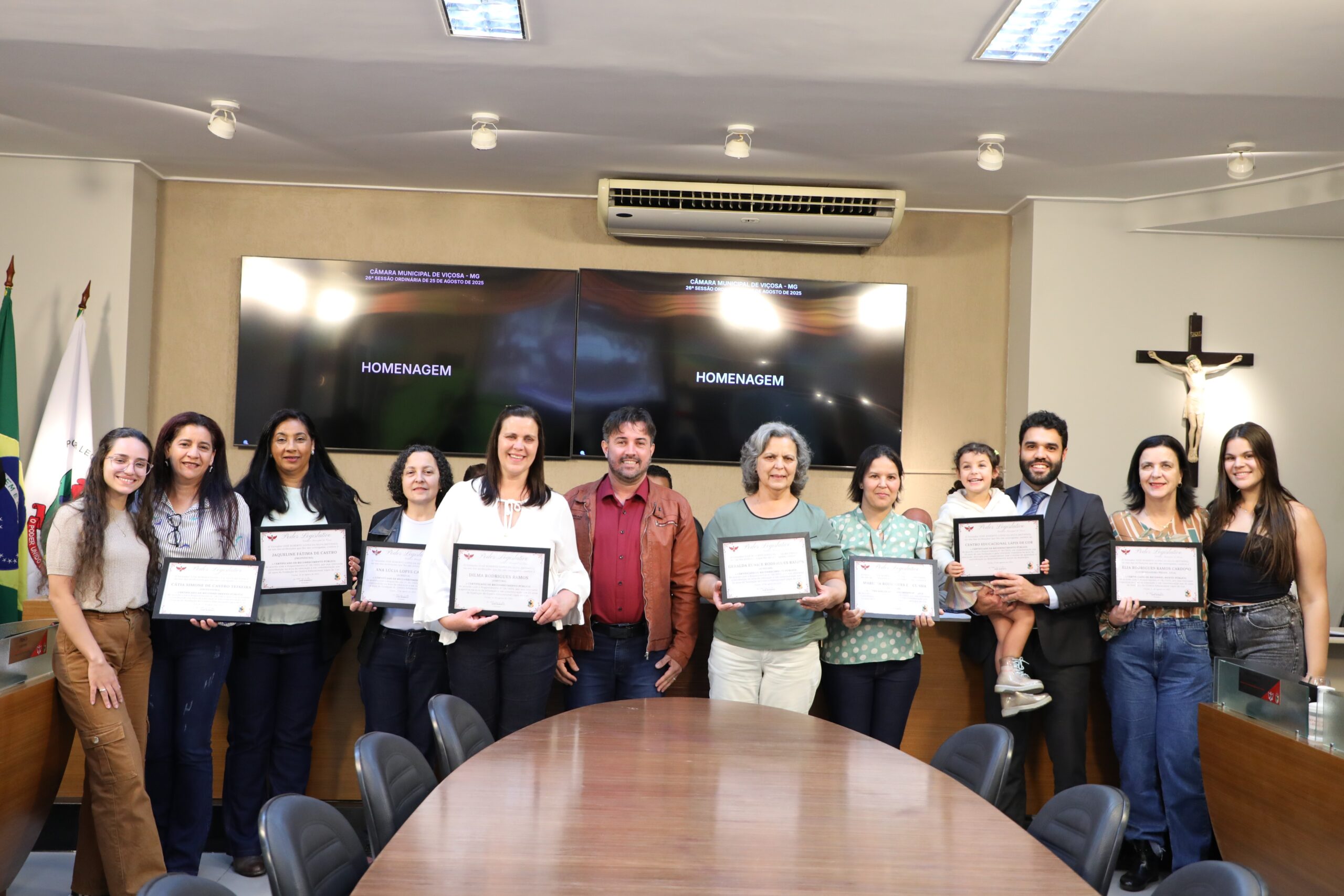 Câmara homenageia 25 anos do Centro Educacional Lápis de Cor em Viçosa