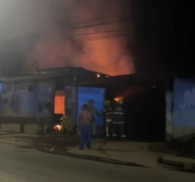Incêndio atinge borracharia em Viçosa