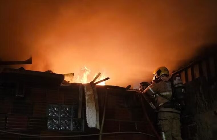 Incêndio destrói prédio com fábrica clandestina de estofados em Ubá