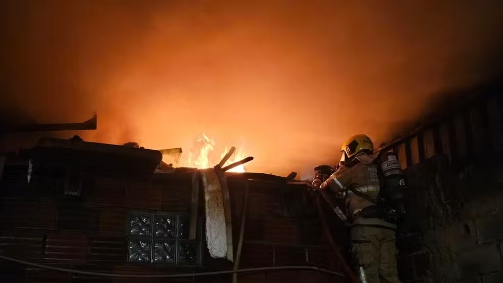Incêndio destrói prédio com fábrica clandestina de estofados em Ubá
