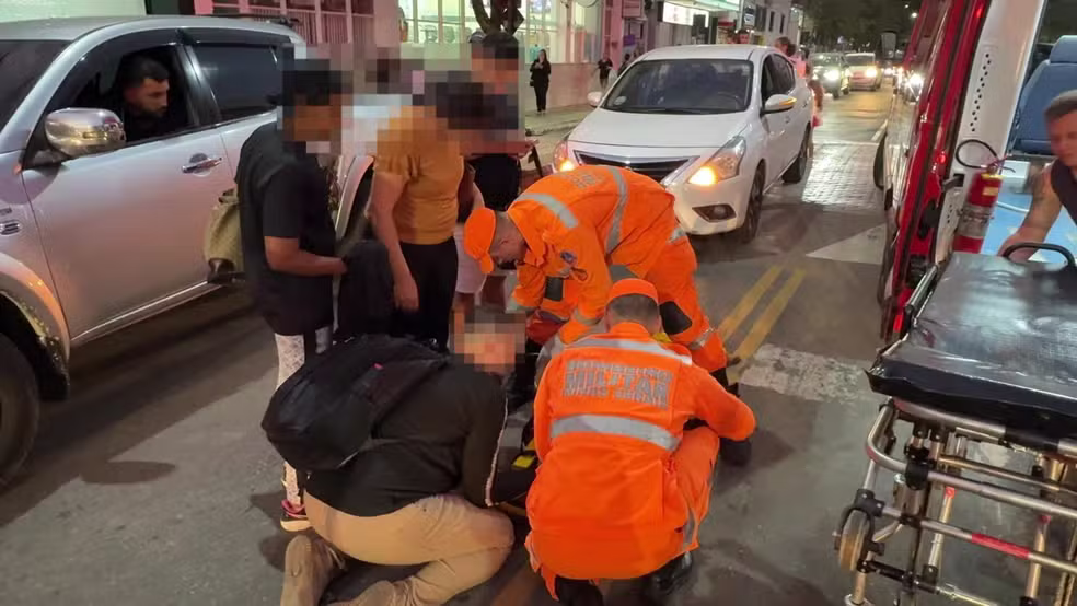 Idosa, criança e gestante são atropeladas por carro em faixa de pedestre no Centro de Muriaé
