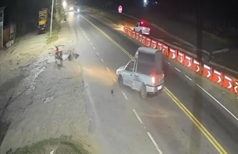 Moto segue sozinha após acidente com caminhonete em Muriaé