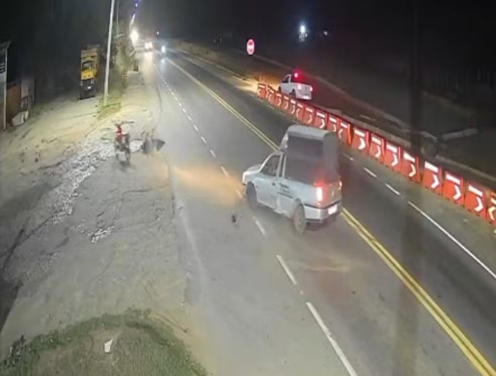 Moto segue sozinha após acidente com caminhonete em Muriaé