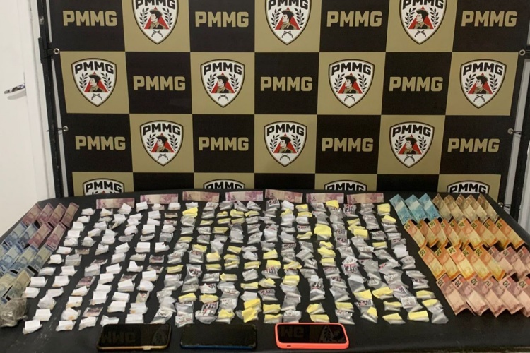 Operação da PM em Fervedouro termina com prisões e apreensão de drogas