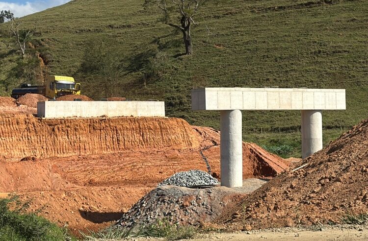 Caminhão com carga de mução perde freio e invade canteiro de obras na BR-356