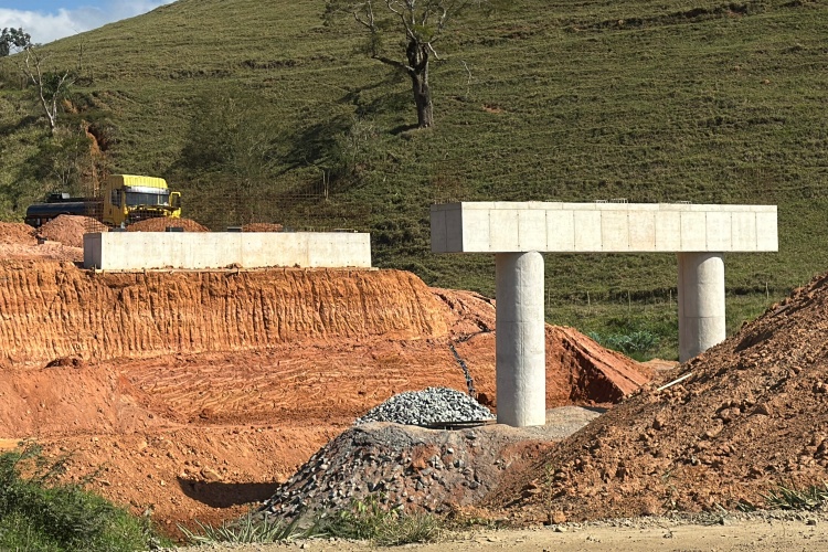 Caminhão com carga de mução perde freio e invade canteiro de obras na BR-356