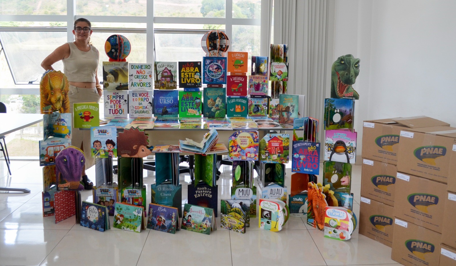 Escolas municipais de Viçosa recebem kits de biblioteca