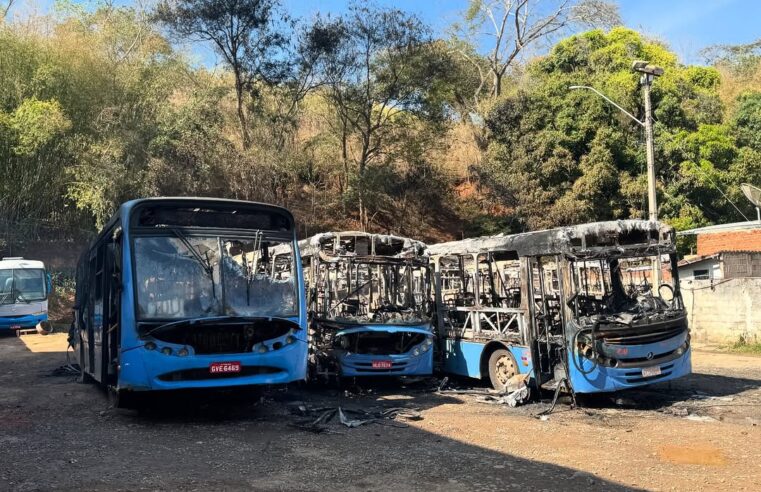 Incêndio na Madrugada Destrói Oito Ônibus em Ponte Nova