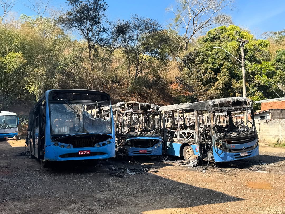 Incêndio na Madrugada Destrói Oito Ônibus em Ponte Nova