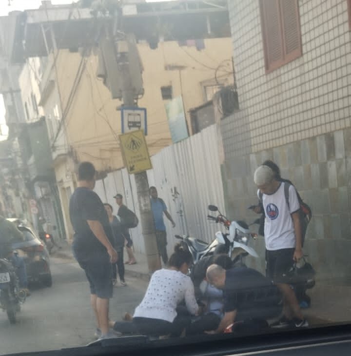 Colisão entre motos deixa mulher ferida no Centro de Viçosa