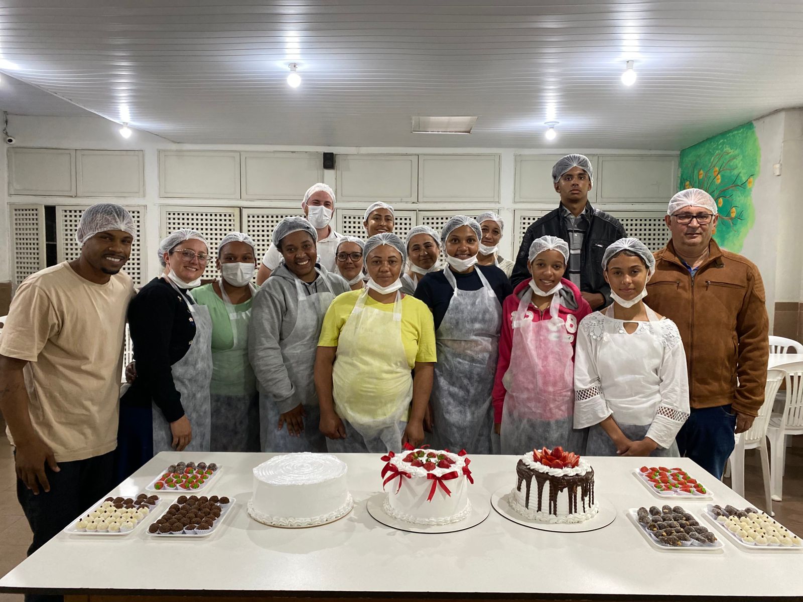 Curso de confeitaria capacita moradores de Nova Viçosa para geração de renda