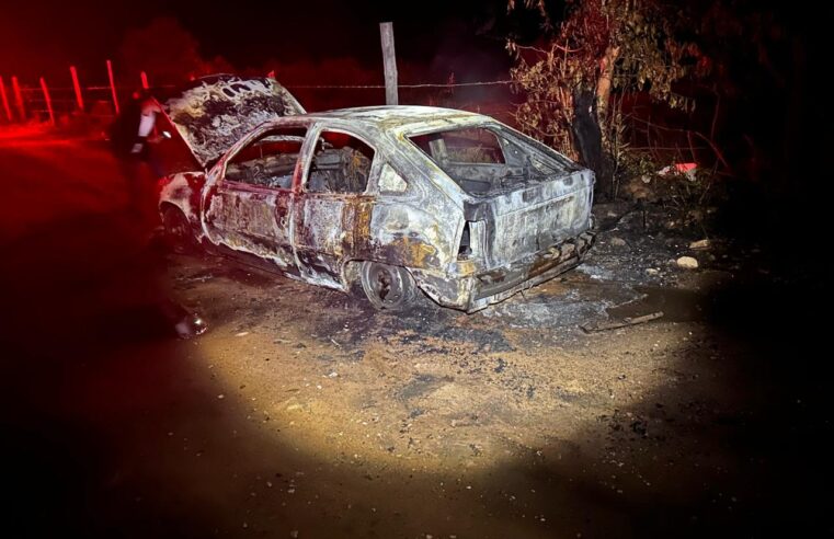 Veículo pega fogo nas proximidades do Córrego São João em Viçosa