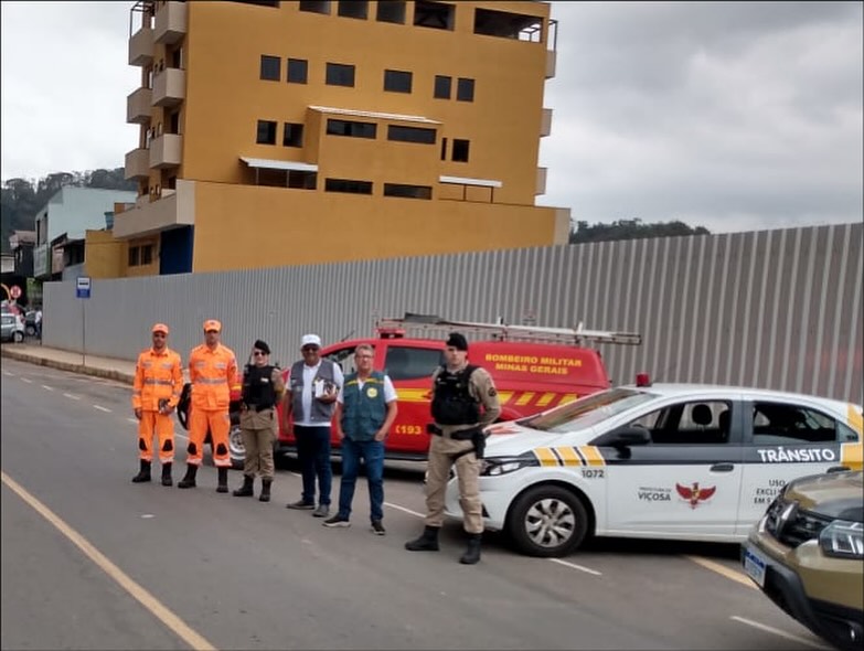Blitz Educativa reúne Bombeiros, PM e Diretran em ação da Semana Nacional de Trânsito em Viçosa