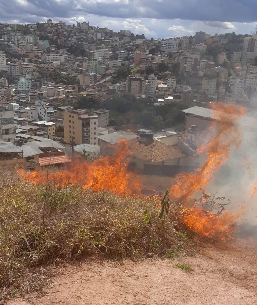 Incêndio próximo ao Parque do Cristo: Autoridades alertam para punições legais