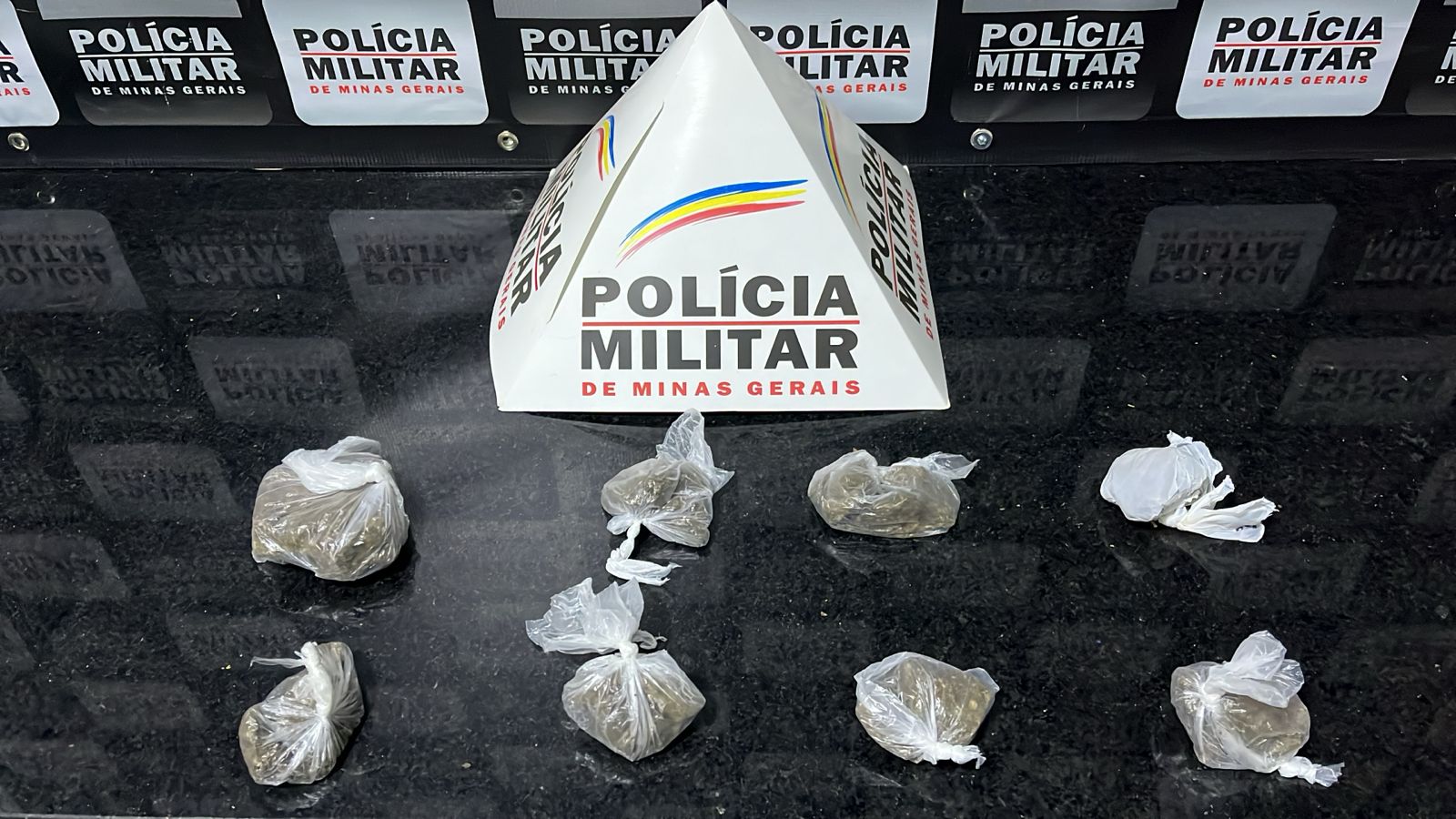 PM de Ponte Nova apreende drogas e procura autor de tráfico
