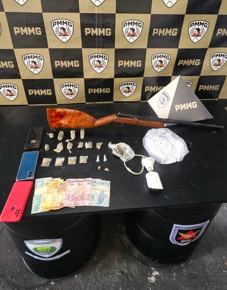 PM prende três autores por tráfico de drogas e posse irregular de arma em Viçosa