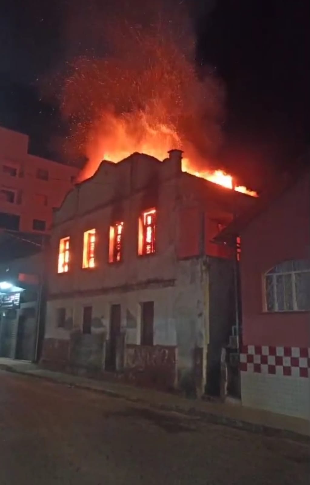 Casa de dois andares pega fogo em Teixeiras