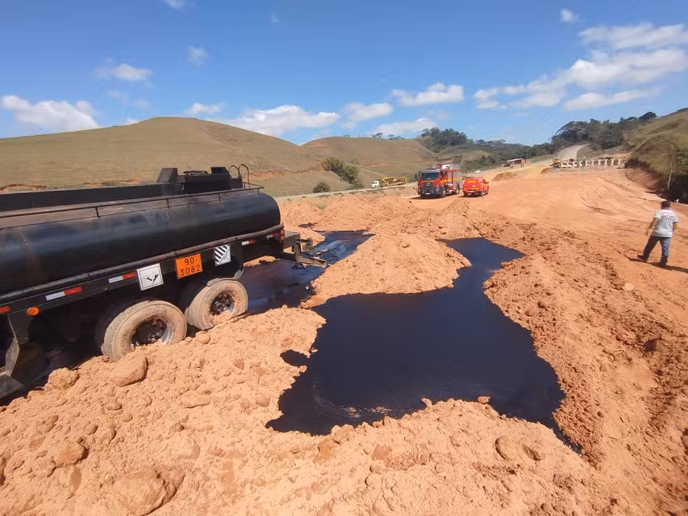 Caminhão-tanque perde os freios e derrama 13 mil litros de produto químico na BR-356