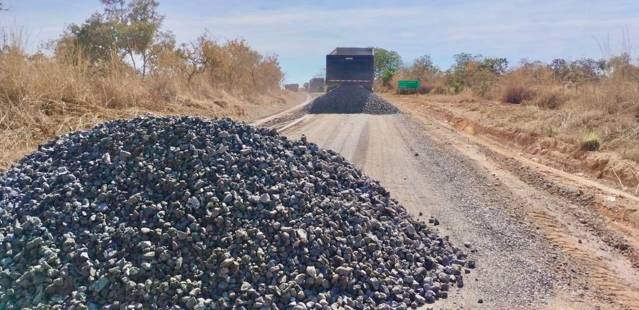 Departamento de Estradas de Rodagem de Minas utiliza agregado da produção de aço na manutenção de trecho não-pavimentado da MG-231