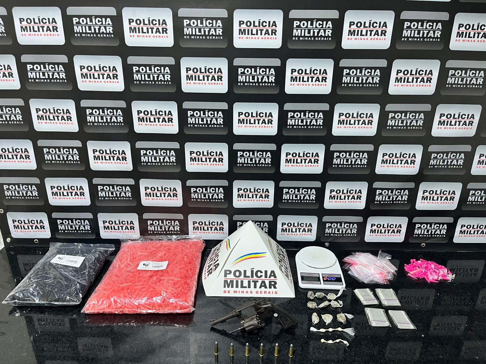 Polícia Militar apreende drogas e arma em operação no Bairro Triângulo Novo, em Ponte Nova