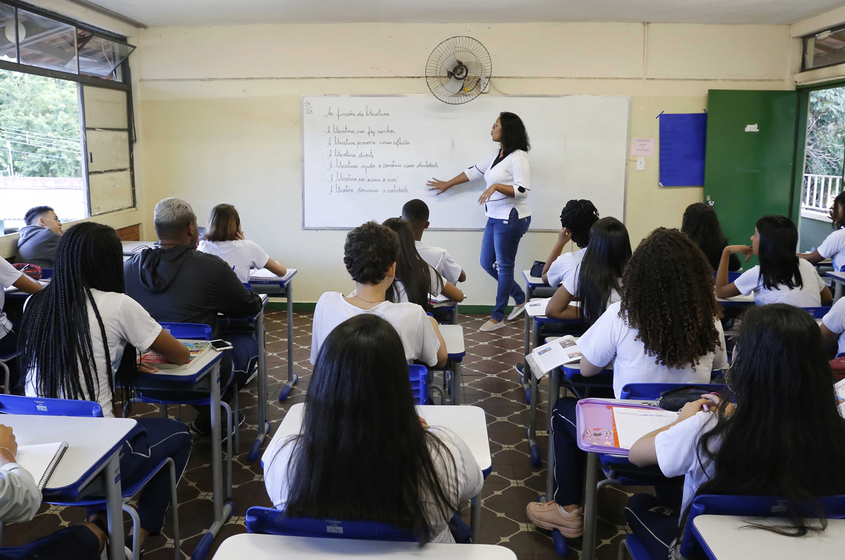 Educação de Minas publica mais de 2 mil atos de evolução na carreira de servidores