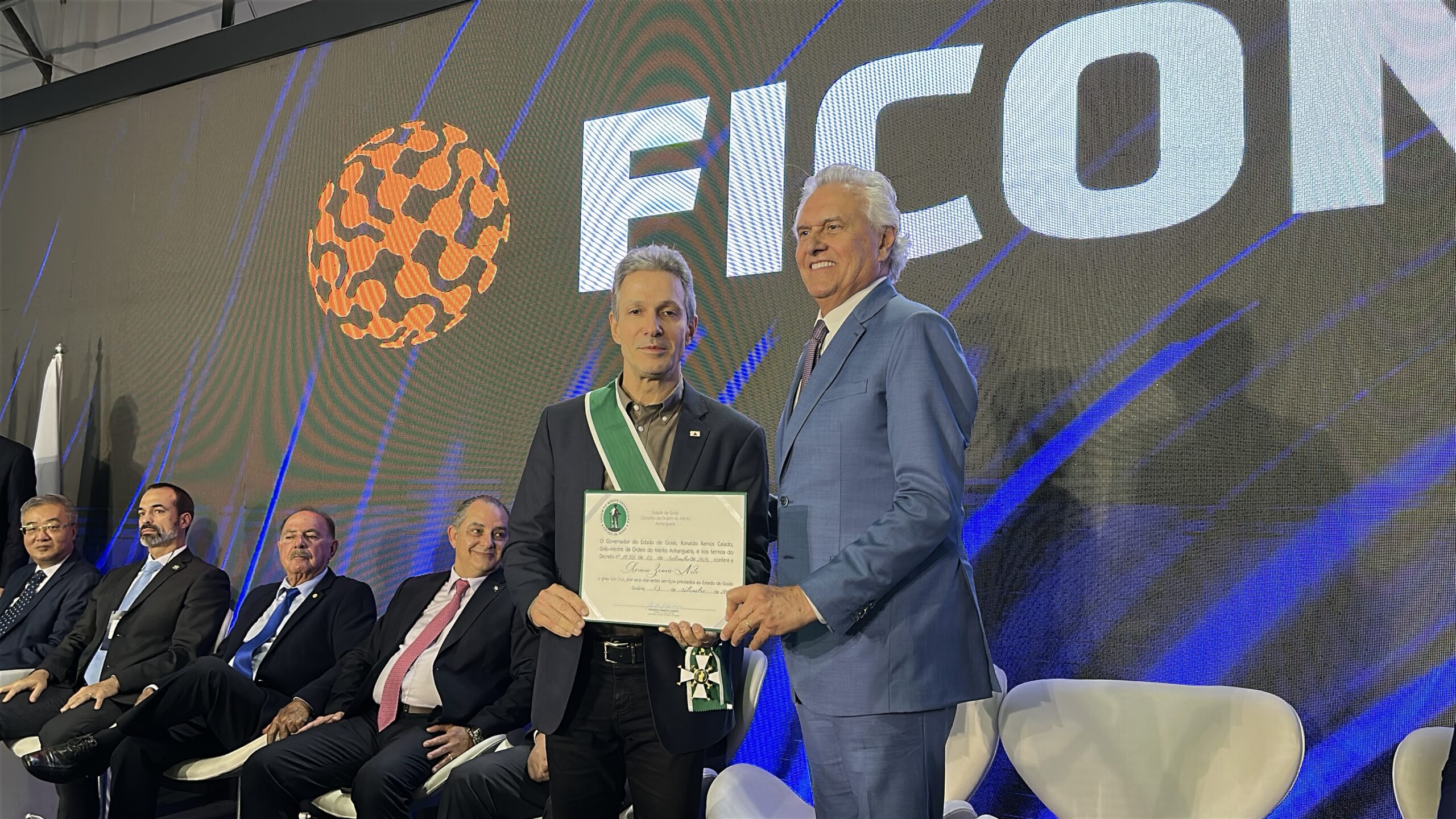 Governador recebe maior comenda do estado de Goiás na abertura da Ficomex 2025