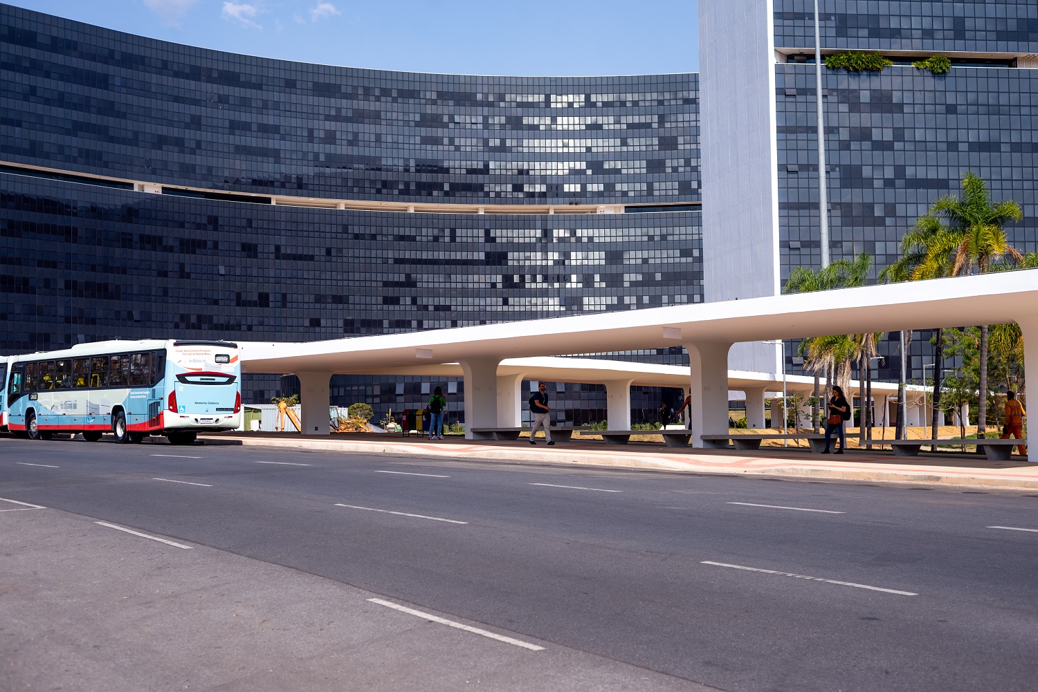 Governo de Minas entrega abrigos e caminhos cobertos na Cidade Administrativa