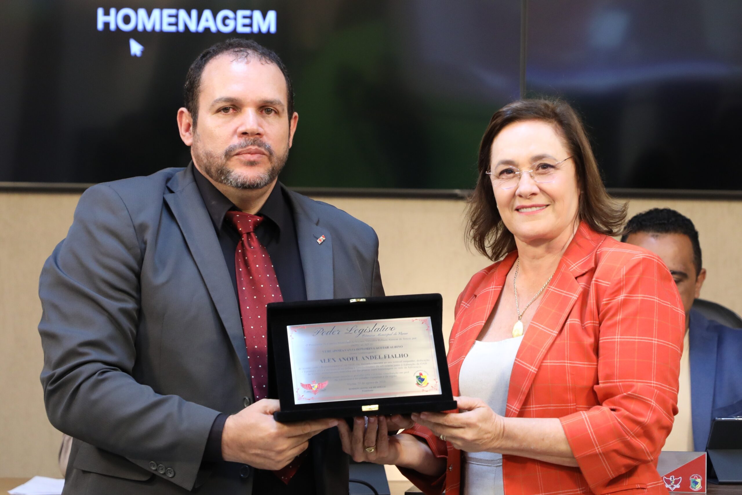 Câmara de Viçosa homenageia advogado Alex Andel