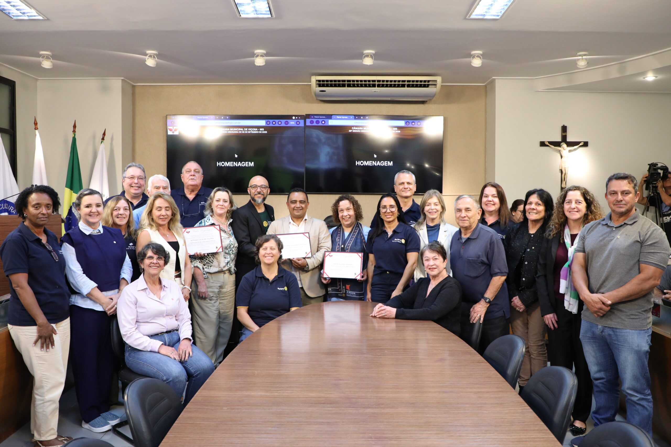 Câmara de Viçosa homenageia Rotary Club com certificados de reconhecimento público