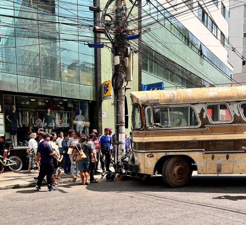 Ônibus colide com moto estacionada em Viçosa