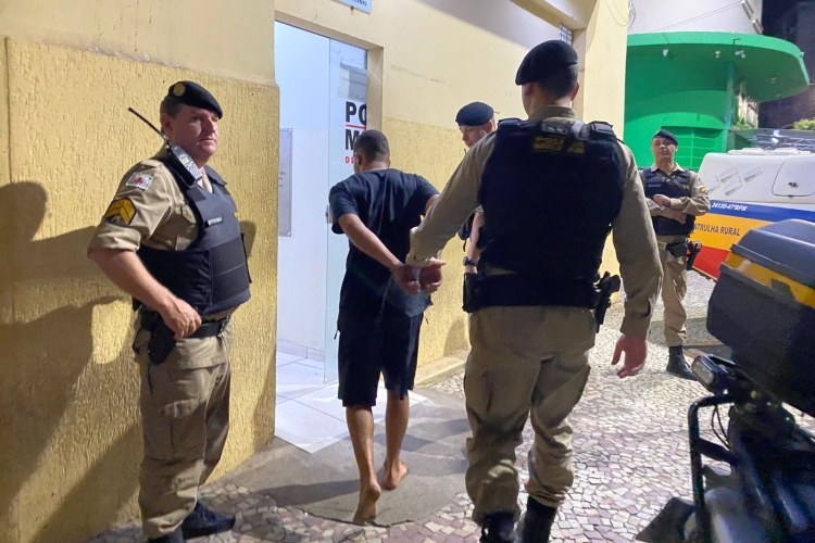 PM apreende drogas, dinheiro e prende três suspeitos durante operação no bairro Aeroporto, em Muriaé