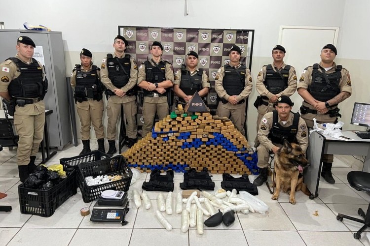 PM apreende grande carga de drogas em operação no Distrito de Vermelho, em Muriaé