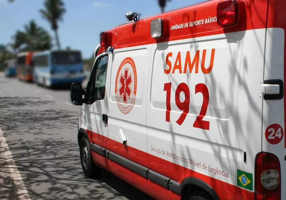 Motociclista sofre mal súbito e colide com carro estacionado em Nova Viçosa